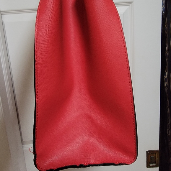 Elizabeth Arden Red Tote Shoulder Bag w Black Pom Pom Bag Charm. - Picture 7 of 7